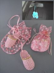 ZAPATITOS PARA EL RETROVISOR CON BOLSITA ORGANZA ROSA